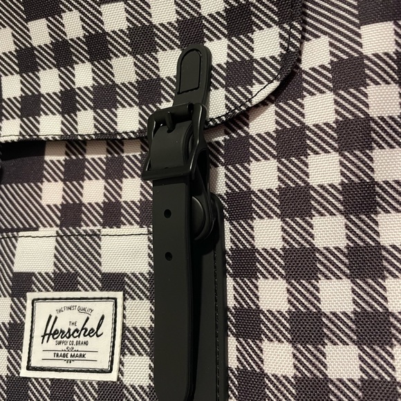 NWT Herschel Retreat Mini Black Gingham - Picture 3 of 6